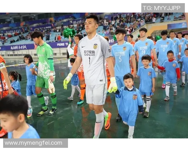 足球球童戏耍球星全过程曝光 球场小英雄挑战大腕成名瞬间 足球球童戏耍球星全过程曝光 球场小英雄挑战大腕成名瞬间